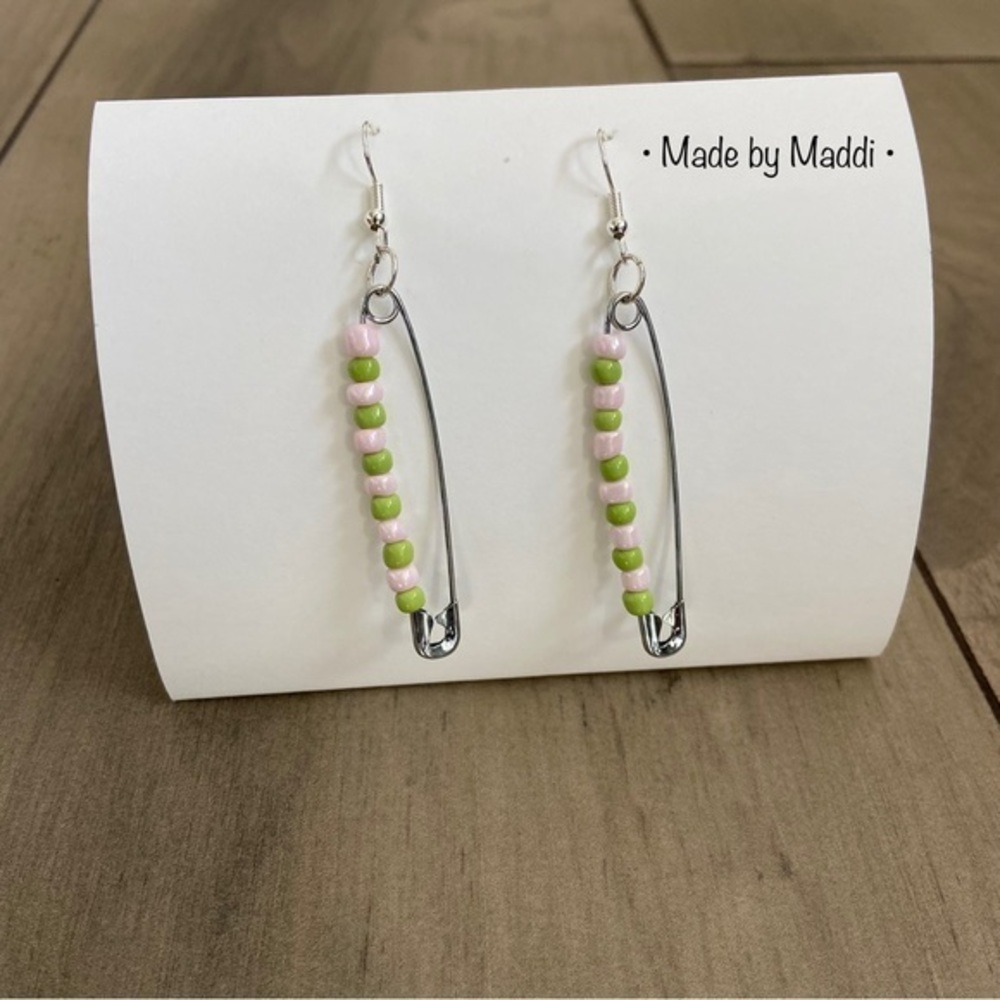•Made by Maddi• Large Safety- Pin‎ Earrings pink and green beads